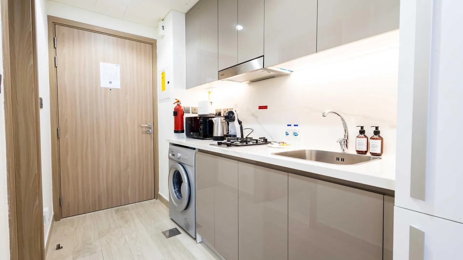 Appartamento 10 Mins From Downtown Pool Gym Large Terrace Dubai