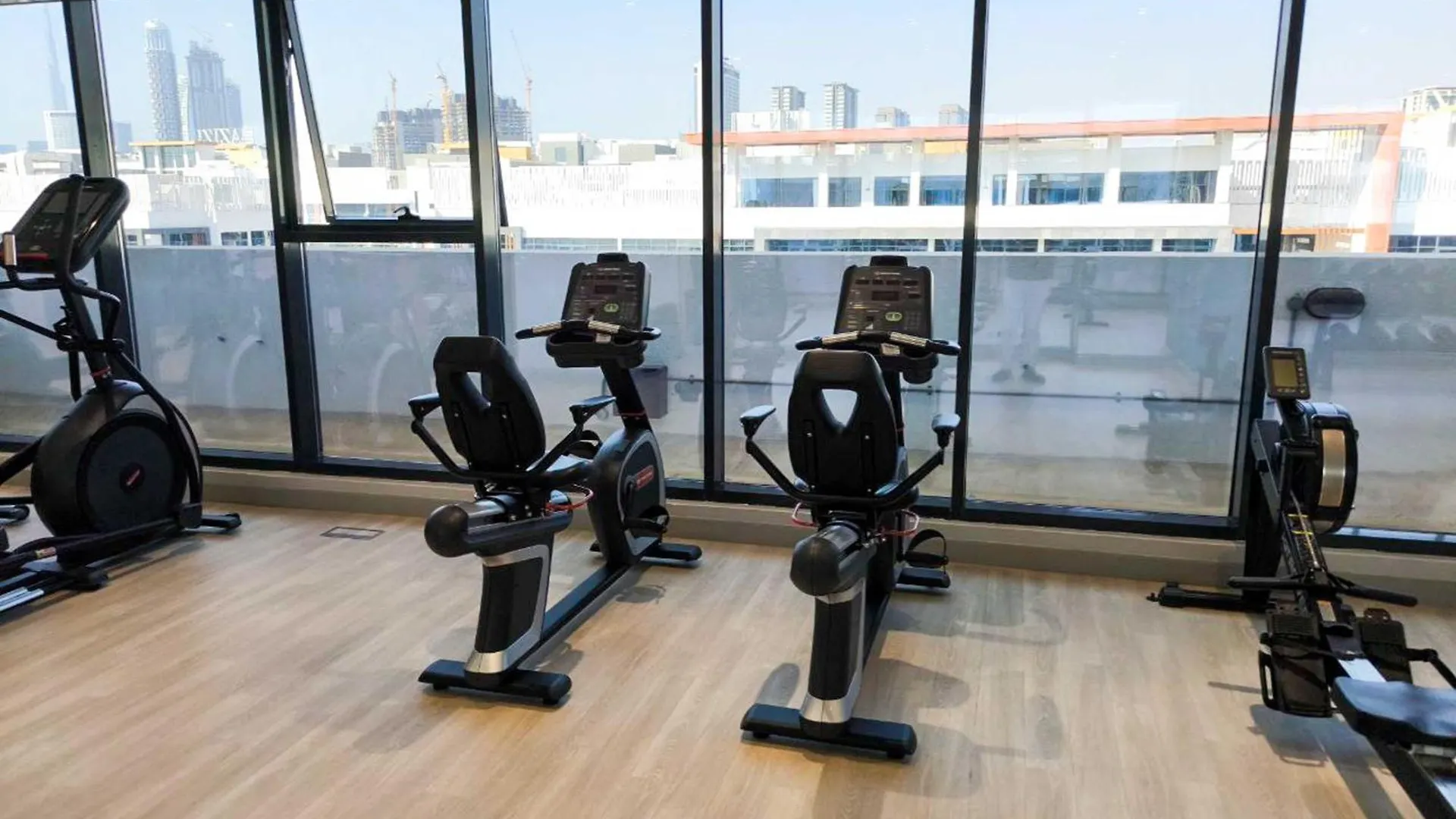 Appartamento 10 Mins From Downtown Pool Gym Large Terrace Dubai