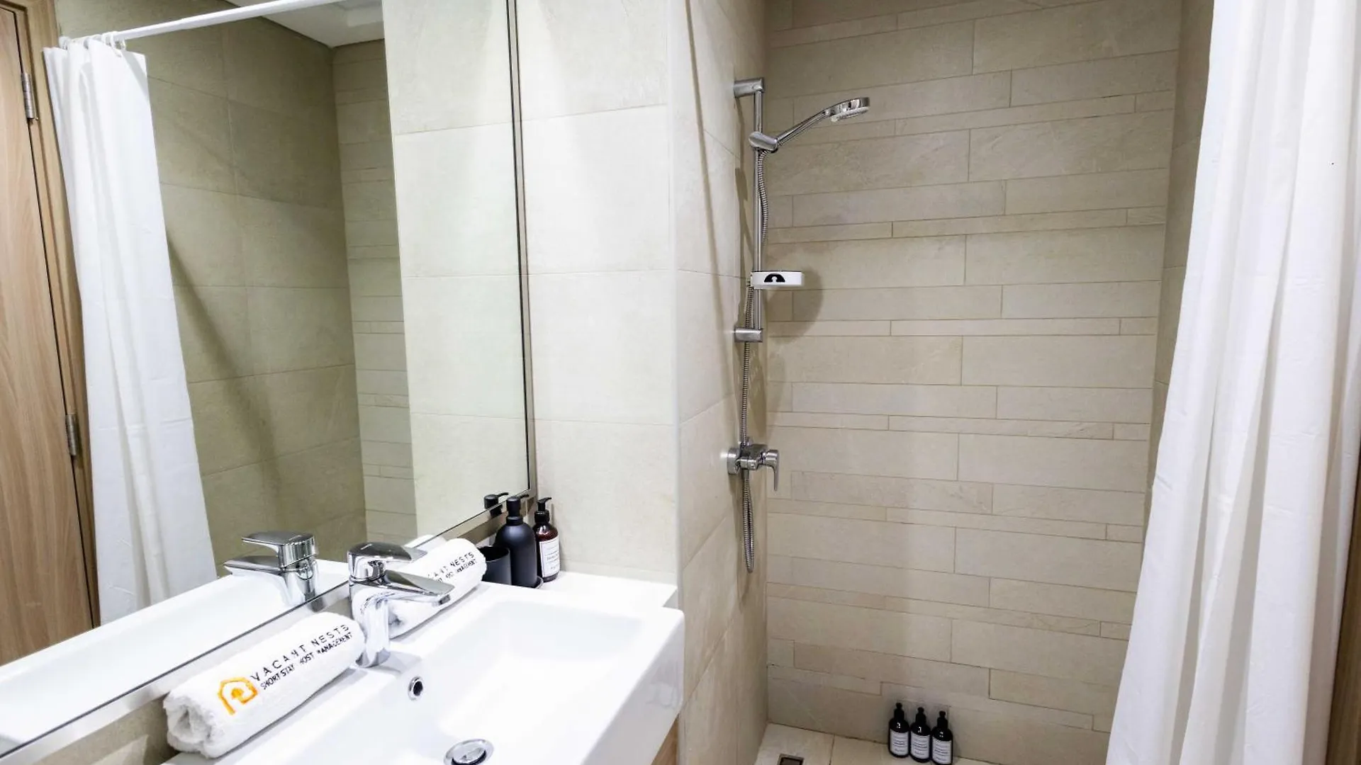 Appartamento 10 Mins From Downtown Pool Gym Large Terrace Dubai